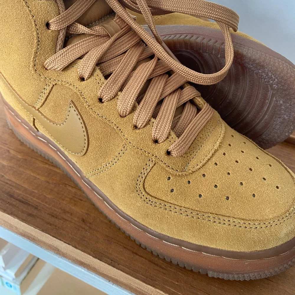Nike kids suede Air Force 1 sneakers in Wheat size 5Y - Picture 6 of 9
